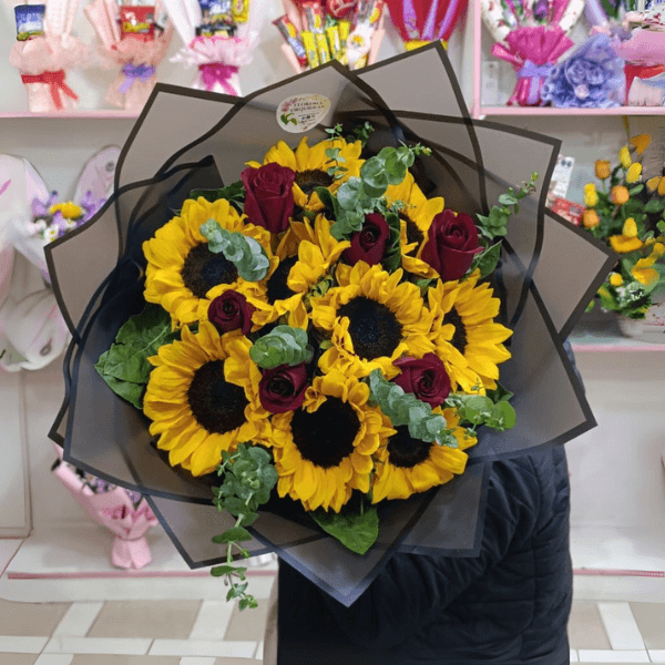 Ramo de girasoles y rosas