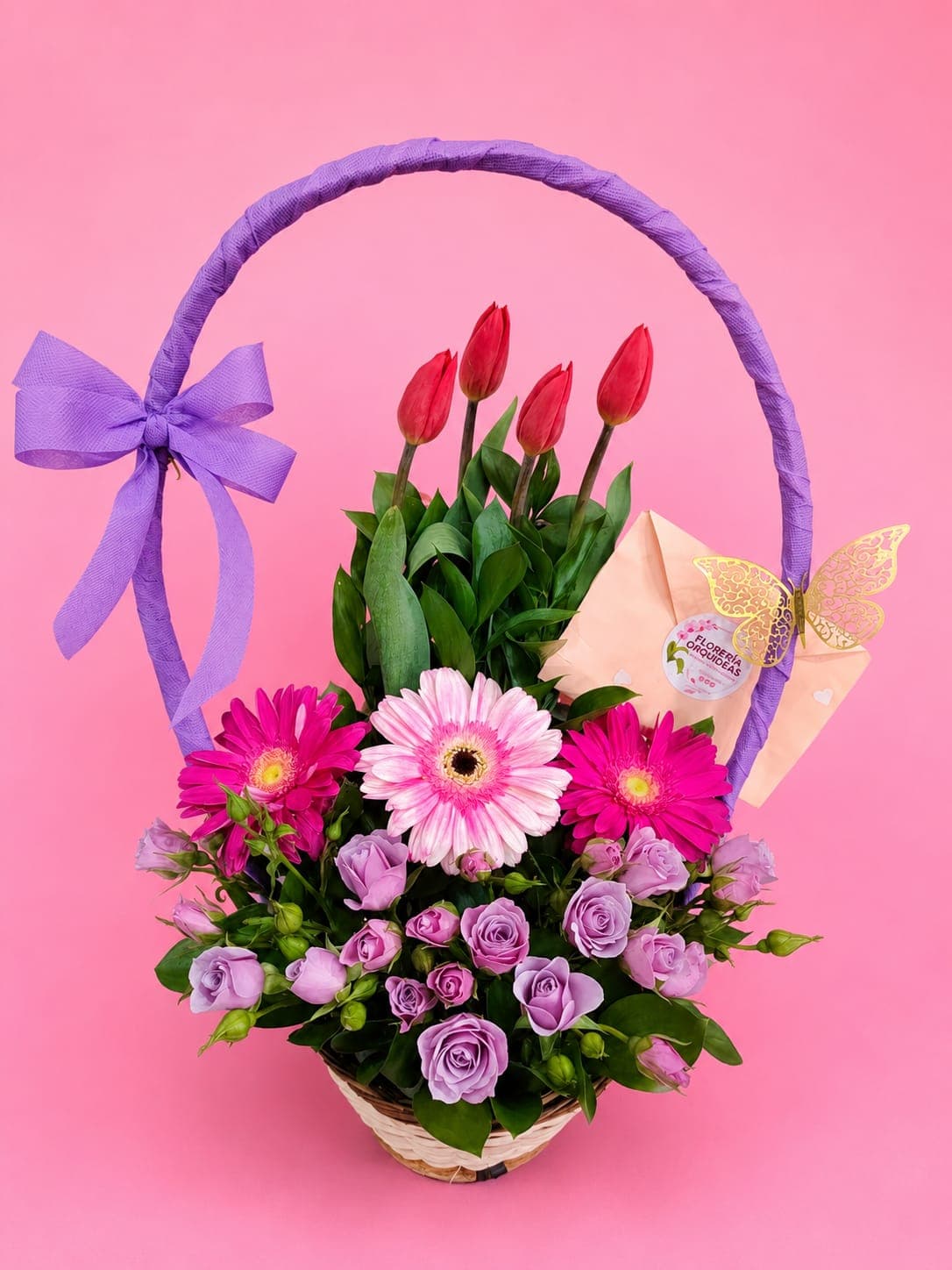 Rosas y tulipanes en canasta
