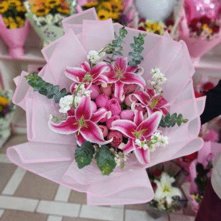 Ramo de rosas y lilium